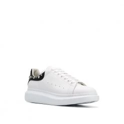 Alexander McQueen Studded Oversized Sole Sneakers White -herresko-sneakers Salg unnamed file 3063